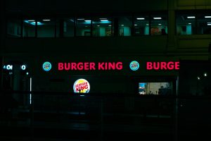 Juiz interdita Burger King em Vitória da Conquista por não pagamento de dívidas trabalhistas