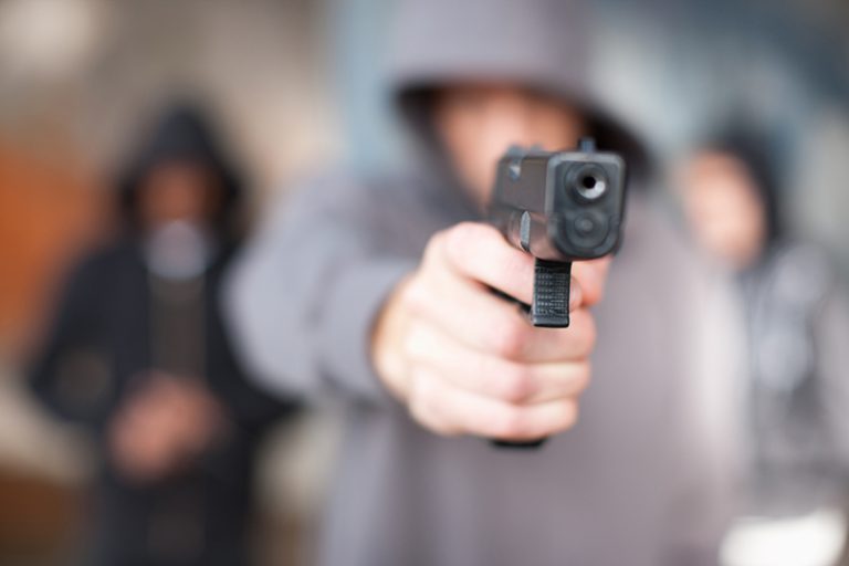 Jovem é baleada no rosto durante assalto em Vitória da Conquista na madrugada deste domingo (13)
