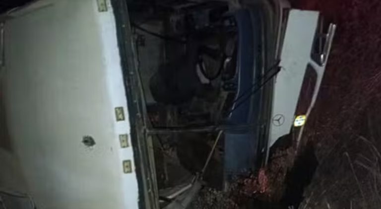 Ônibus da zona rural de Conquista tomba e criança tem braço amputado