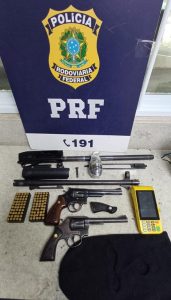 PRF apreende revólveres, espingarda e granada durante fiscalização em Vitória da Conquista (BA)