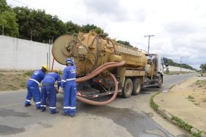Serviço preventivo da Embasa avança no sistema de esgotamento do Vila América