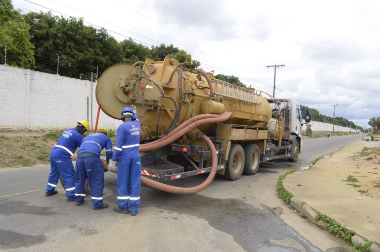 Serviço preventivo da Embasa avança no sistema de esgotamento do Vila América