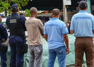 Vídeo mostra confronto entre fiscais da Prefeitura e ambulantes no terminal Herzem; Mulher denuncia agressão