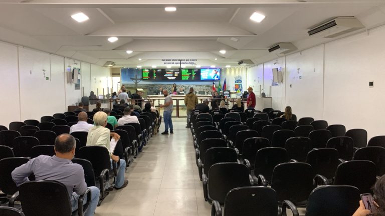 Com plenário vazio, Câmara aprova projeto que extingue milhares de cargos na Prefeitura