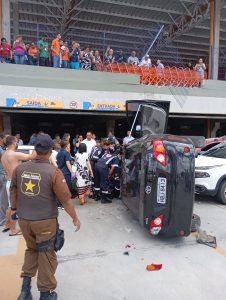 Vídeo: Dois carros despencam do estacionamento suspenso do Atakarejo em Vitória da Conquista em atinge outros dois veículos