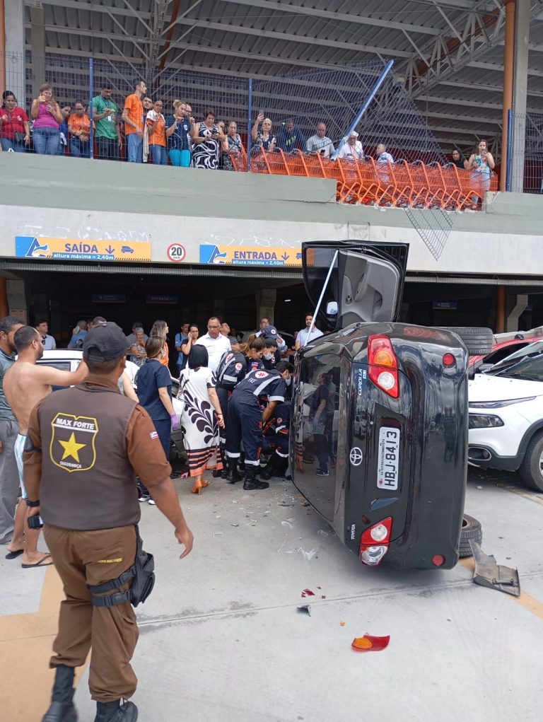 Vídeo: Dois carros despencam do estacionamento suspenso do Atakarejo em Vitória da Conquista em atinge outros dois veículos