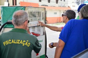 Procon fiscaliza preços de combustíveis praticados em postos de Vitória da Conquista