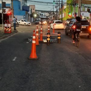 Sinalização emergencial é instalada na Rua Guilhermino Novais devido a risco no asfalto
