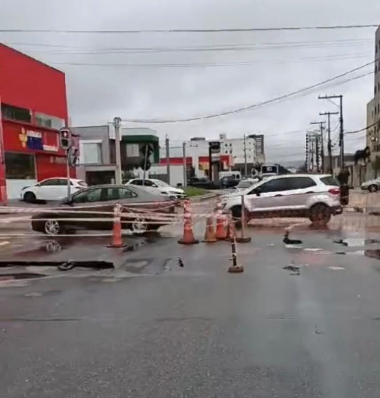 Asfalto cede em cruzamento no bairro Boa Vista, em Vitória da Conquista