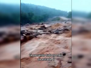 Fortes chuvas deixam intransitável estrada que liga Bate-pé e Vitória da Conquista