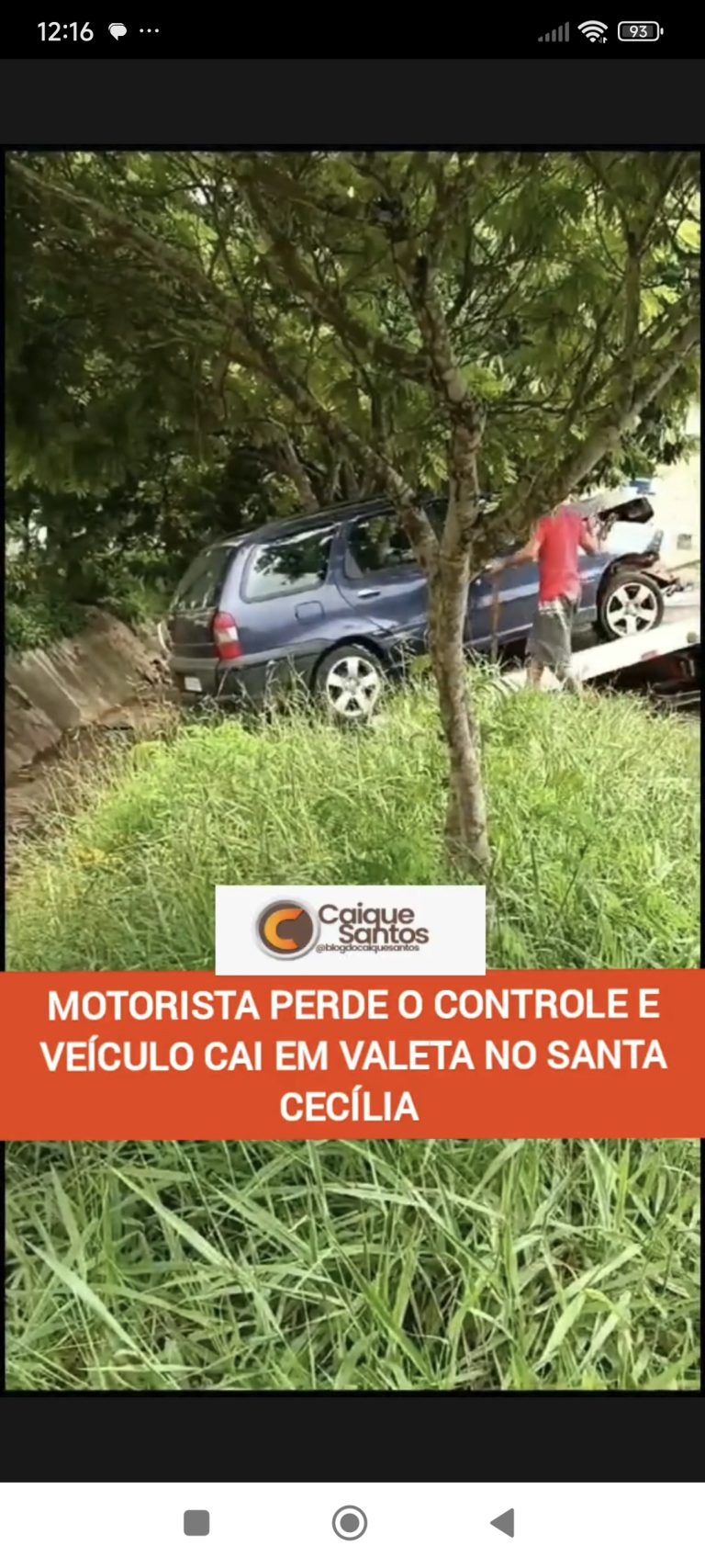 Vídeo: Carro cai em valeta no Santa Cecília