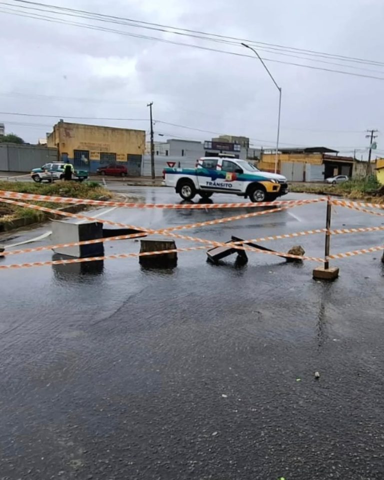 Asfalto cede na Avenida Integração em Vitória da Conquista e trecho é inteditado