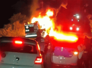 Impressionante! Ônibus da novo Horizonte que ia para Salvador pega fogo, assista vídeo