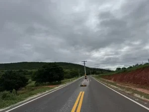 Rodovia recém pavimentada no sudoeste da Bahia tem poste no meio da pista