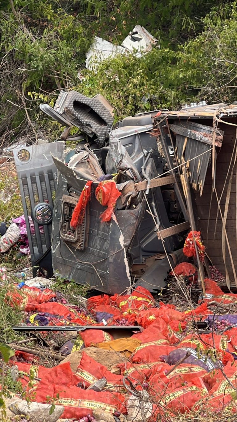 Urgente: Caminhão capota na Serra das Almas; motorista sobrevive