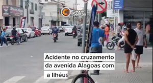 Motociclista e motorista ficam feridos em acidente no cruzamento da Ilhéus com Alagoas