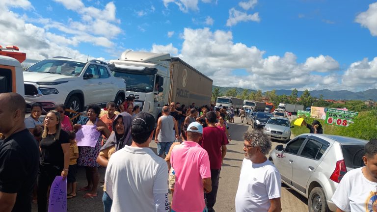 Urgente: BA-263 bloqueada em protesto contra colapso da Santa Casa de Itambé