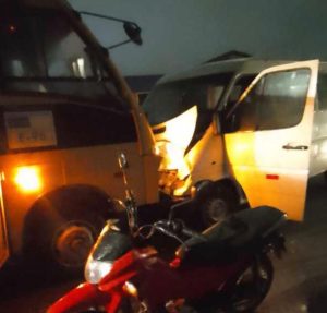 Motorista de microônibus da prefeitura passa mal e causa acidente com cinco veículos em Vitória da Conquista