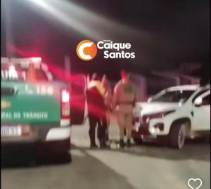 Motorista com sinais de embriaguez atinge casas e carros em Vitória da Conquista