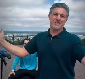 Luciano Huck encontra casal no Mirante do Cristo em Conquista e faz surpresa inesquecível; Assista aqui