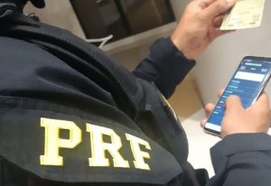 Em Jequié (BA), PRF prende mulher que se passava por médica na BR-116
