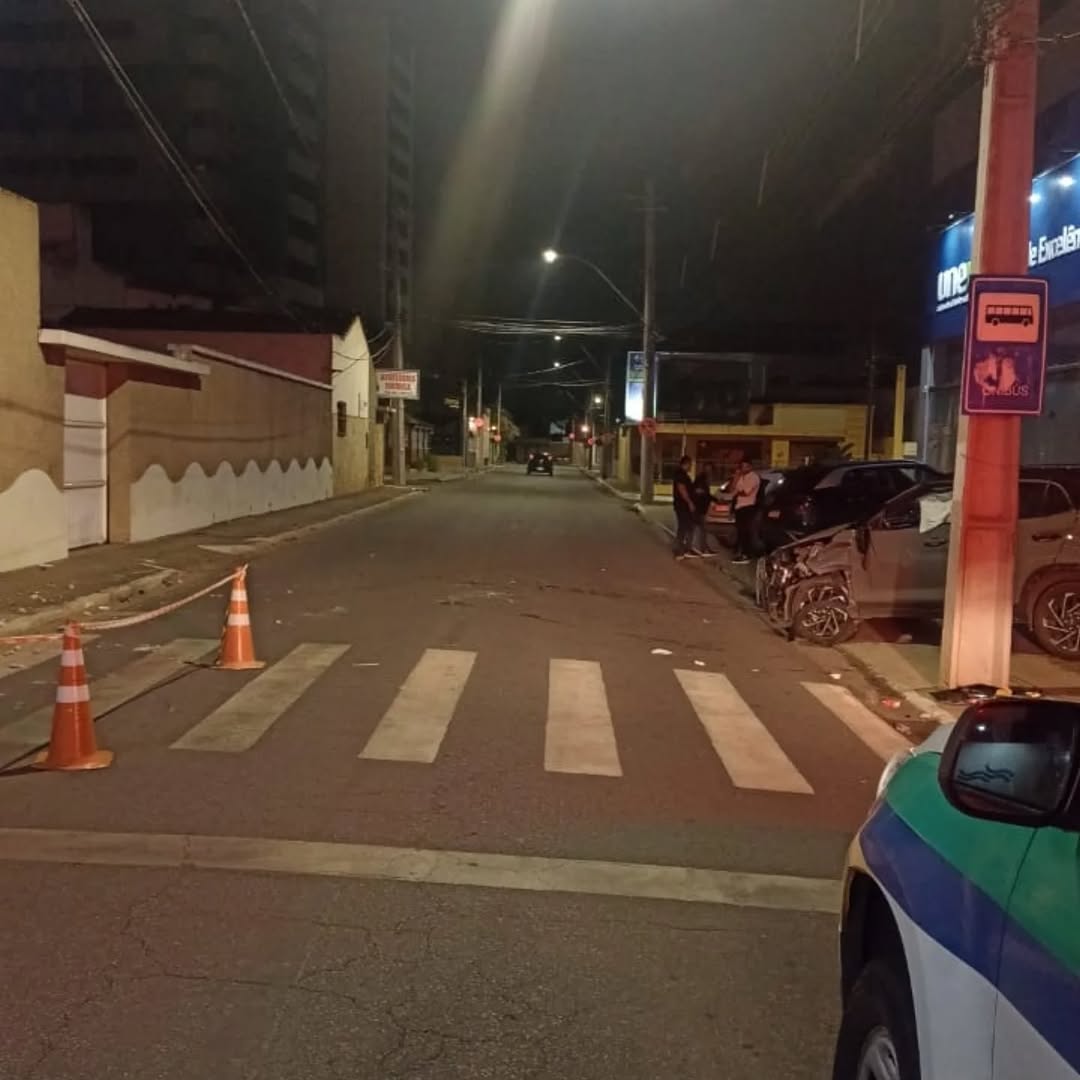 Carro capotado após acidente na Avenida Vivaldo Mendes em Vitória da Conquista