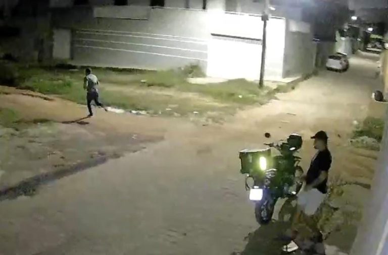 Vídeo: Homem armado rouba moto na Urbis 5, em Vitória da Conquista