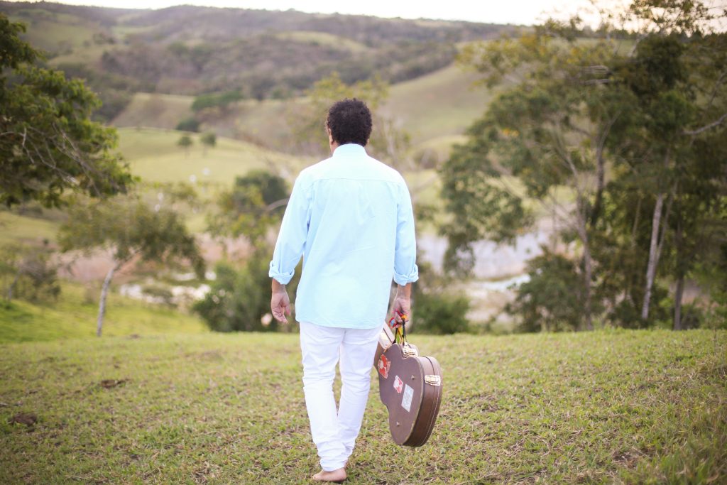 Evandro Correia: O canto forte do menino da vida