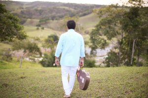 Evandro Correia: O canto forte do menino da vida