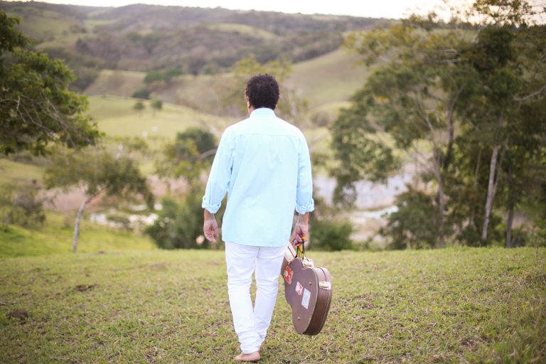 Evandro Correia: O canto forte do menino da vida
