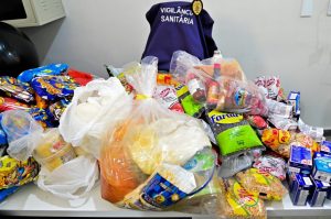 Fiscalização da Vigilância Sanitária apreende 250 kg de alimentos vencidos em Vitória da Conquista