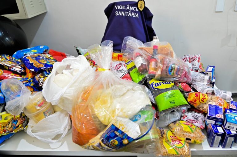 Fiscalização da Vigilância Sanitária apreende 250 kg de alimentos vencidos em Vitória da Conquista
