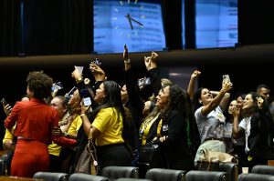 Congresso derruba veto de Lula e vítimas do zika vírus receberão pensão especial