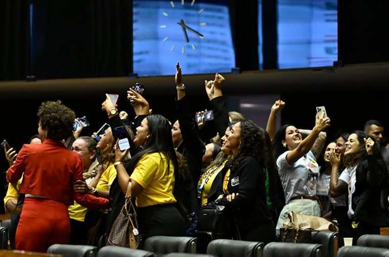 Congresso derruba veto de Lula e vítimas do zika vírus receberão pensão especial