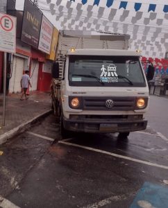 Caminhão desgovernado desce a Laudicéia Gusmão e atinge três carros na Praça da Bandeira