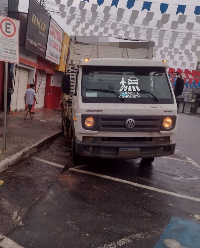 Caminhão desgovernado desce a Laudicéia Gusmão e atinge três carros na Praça da Bandeira