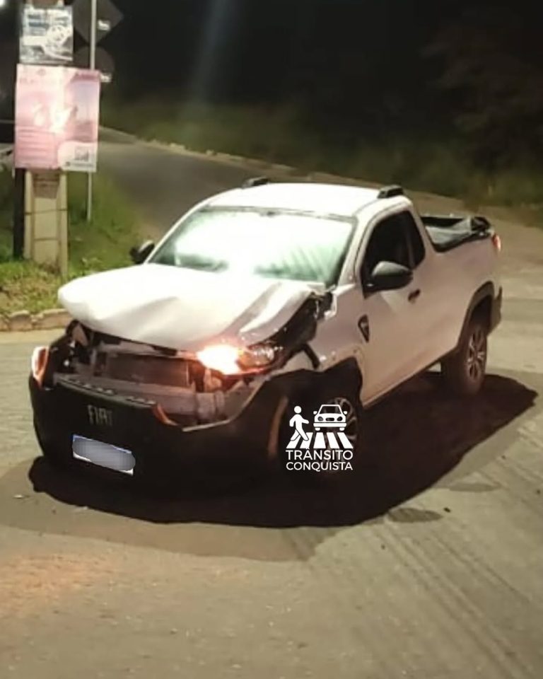 Apesar da sinalização, dois carros colidem em cruzamento no Boa Vista