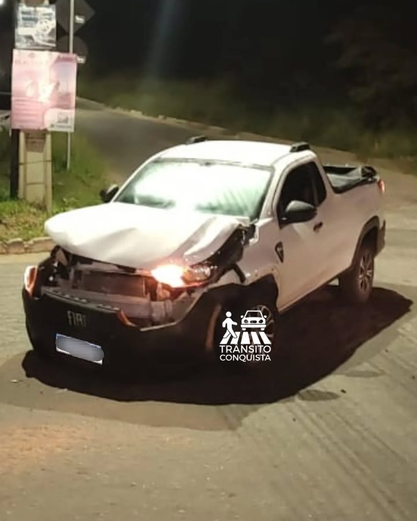 Apesar da sinalização, dois carros colidem em cruzamento no Boa Vista
