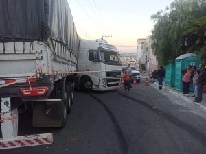 Carreta desgovernada atinge casas no bairro Guarani em Vitória da Conquista