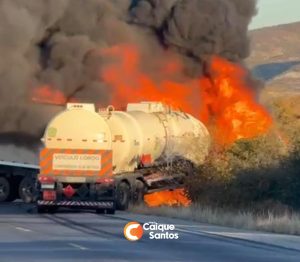 [VÍDEO] Colisão entre carreta e caminhão deixa dois mortos e interdita BR-242, em Seabra