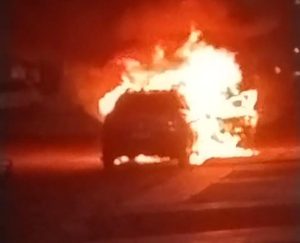Vídeo: Carro em chamas assusta moradores na Avenida Braulino Santos, em Vitória da Conquista