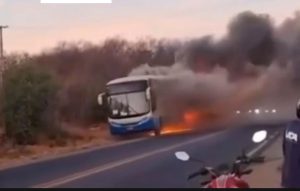 Ônibus da Novo Horizonte que vinha de Guanambi para Vitória da Conquista fica em chamas, veja vídeo