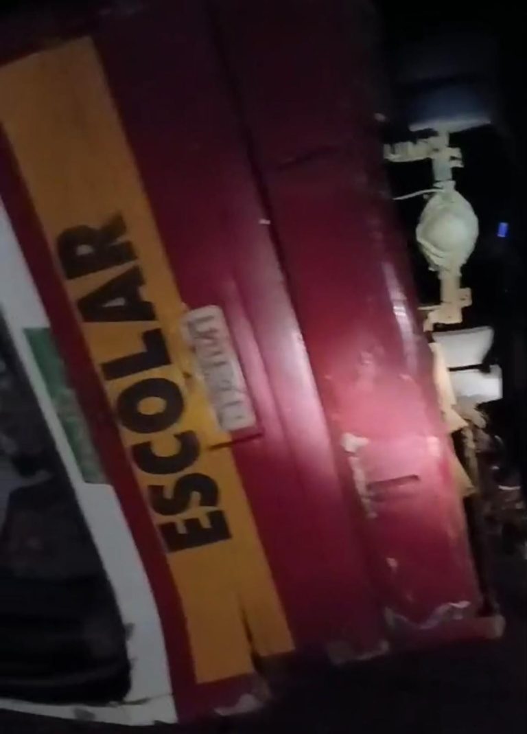 Ônibus capota na região de Bate Pé em Vitória da Conquista