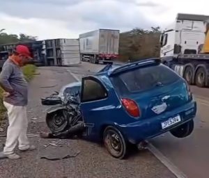 Acidente entre carro e caminhão deixa uma pessoa morta na BR-116, em Cândido Sales