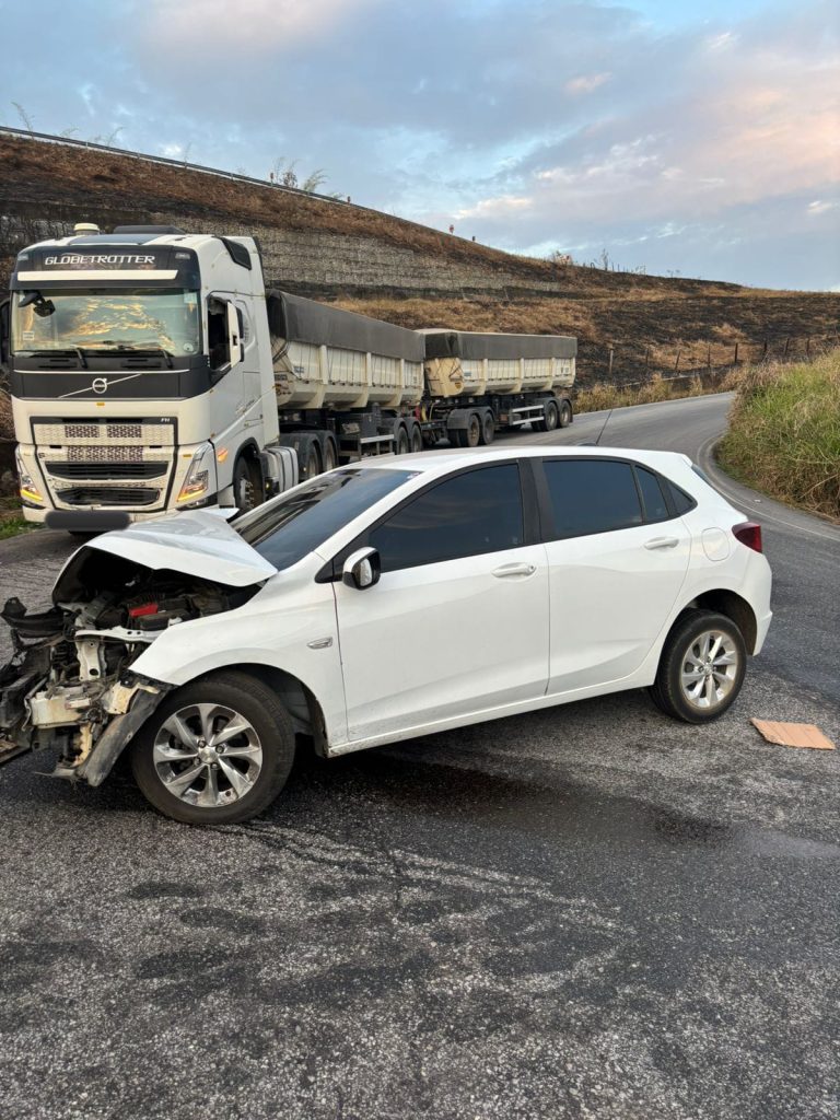 Colisão frontal na Serra do Marçal deixa motorista ferida