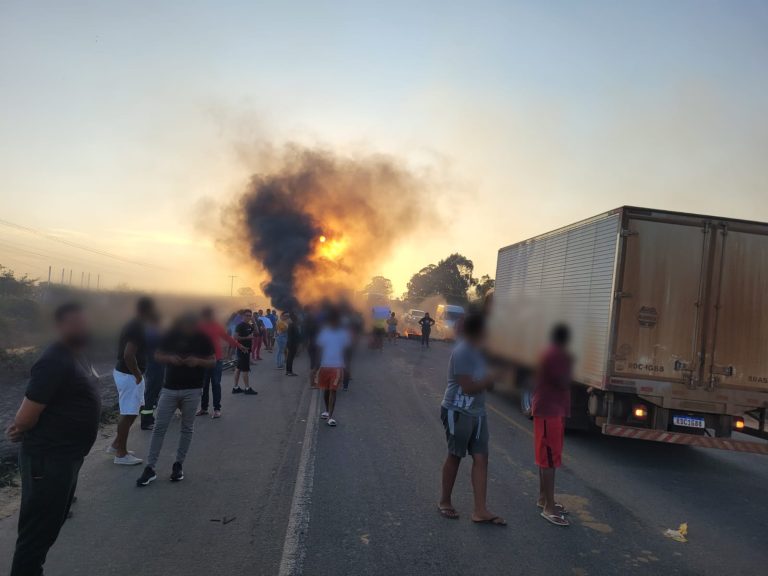 Manifestação por melhorias no abastecimento de água e no transporte público bloqueia trecho da BA-262 em Vitória da Conquista