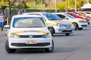 Autoescolas se mobilizam contra proposta que torna aulas opcionais para tirar CNH; Feneauto fala em judicialização
