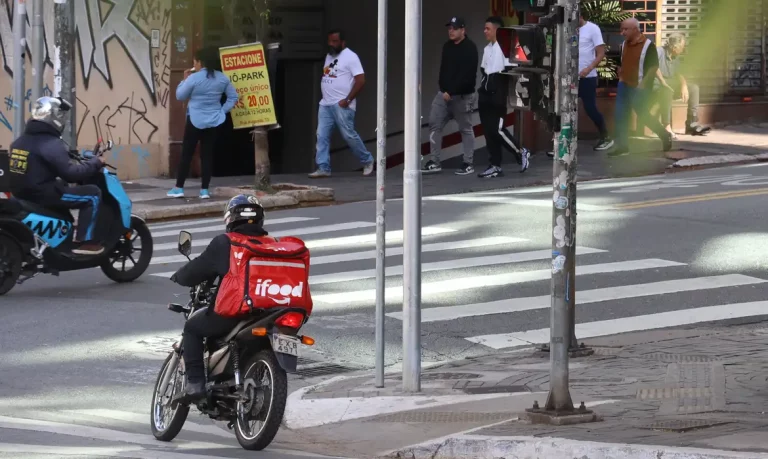 STF deve votar em 30 dias sobre vínculo de motoristas com aplicativos