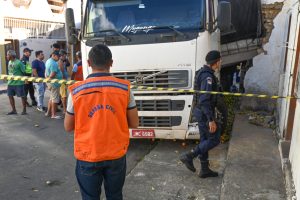 Carreta carregada de laranjas invade casa no Alto Maron em Vitória da Conquista