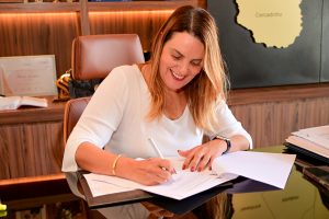 Sheila Lemos envia à Câmara projeto que autoriza município a contratar crédito de até 400 milhões